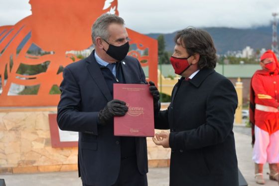 El gobernador Gustavo Sáenz, junto al ministro de Defensa Agustín Rossi