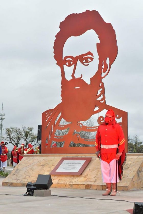 La obra donada por el Ministerio de Defensa es una figura finalizada en rojo, representando el color de los ponchos empleados por los gauchos de Güemes y se divide en tres partes: figura, basamento y placa conmemorativa.