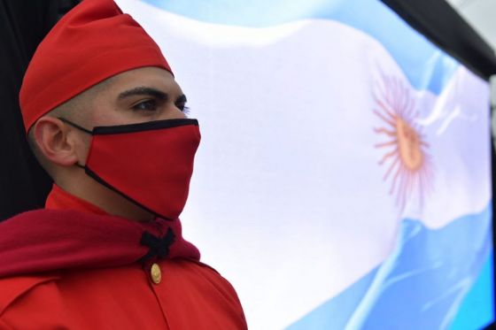 El acto inició con la entonación de los Himnos Nacional y de Güemes interpretado por la banda de música Bonifacio Ruiz de los Llanos y tras la invocación religiosa el Gobernador entregó al ministro Rossi el Libro de los 200 años de Güemes.